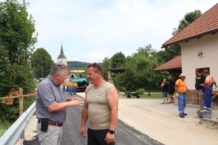 ASFALTIRANJE CESTE GORENJE OTAVE 10 FOTO LJUBO VUKELIČ